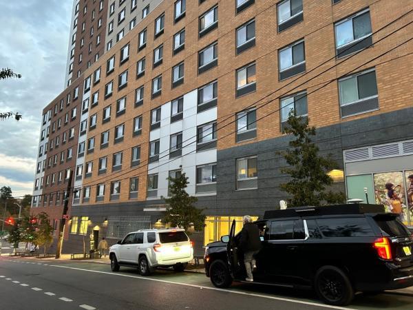 【惊心】纽约12岁少女遭继父铁钉穿鼻！手术奇迹生还，全网揪心