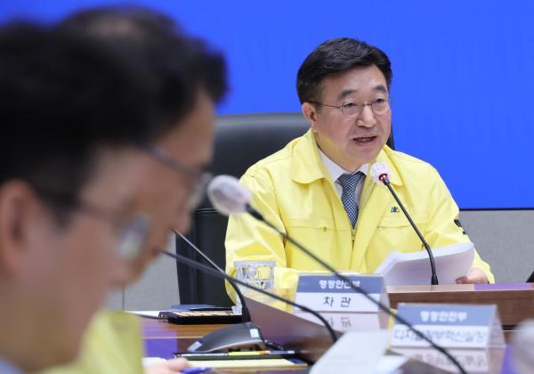 Minister of the Interior and Safety Yoon Ho-jung presides over the 14th meeting of the Central Disaster and Safety Countermeasures Headquarters on the administrative information system fire at the NIRS, held at the Government Complex Seoul in Jo<em></em>ngno District on Friday. (Yonhap)