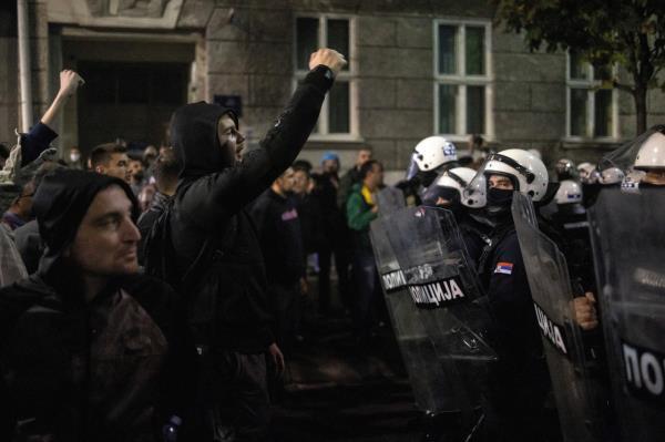 Anti-government demo<em></em>nstrators co<em></em>nfront law enforcement officers in Belgrade, Serbia, Sunday. (Reuters-Yonhap)
