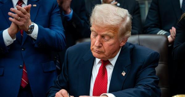 特朗普签署拨款法案 美国史上最长政府停摆终告结束