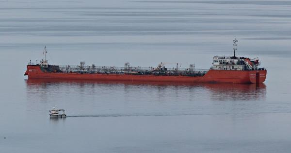 俄油轮在重要北约国家近海突发大火，现场火光冲天！