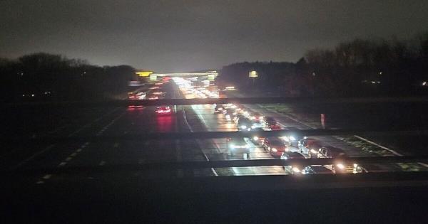 突发！A1(M)高速严重车祸致两人重伤入院，主干道紧急封闭，现场直击！