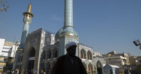 伊朗政权试图压制异议，却陷入空前虚弱境地