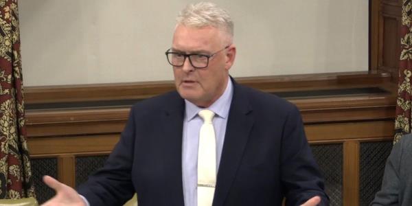 “你们就等着领救济金吧！”李·安德森怒斥工党议员“毫无就业能力”，大选辩论现场火药味十足