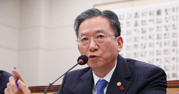 韩国法务部长郑景贤强调：推进检察改革，以民为本