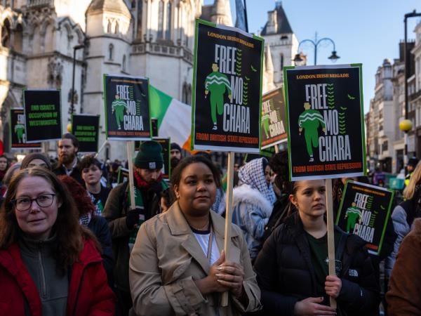 英国检方欲对说唱歌手Kneecap重启“恐怖主义”指控，引爆舆论争议