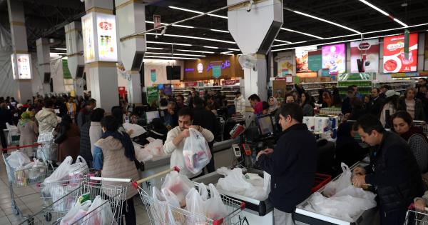 油价反弹超1%！美伊紧张局势持续，供应风险加剧引发市场关注