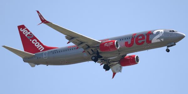 乘客眼睁睁看着飞机飞走，集体崩溃：这剧情比《弗尔蒂旅馆》还离谱！