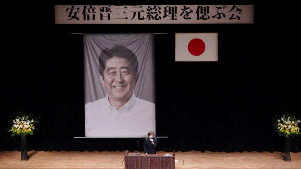 A rescue team patrols near the Gwangnaru pier along the Han River in Seoul on Thursday amid a co<em></em>ntinuing cold wave. (Yonhap)