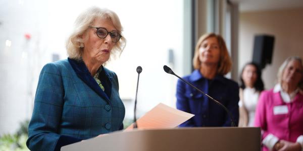 卡米拉王后探访癌症慈善机构，动情演讲温暖人心