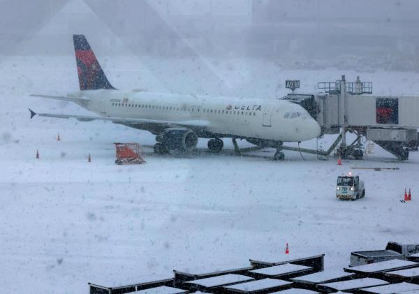 暴雪席卷美国致超1万航班取消，出行大乱！
