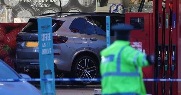 警方突袭加油站！轿车撞穿便利店致一死，现场被全面封锁