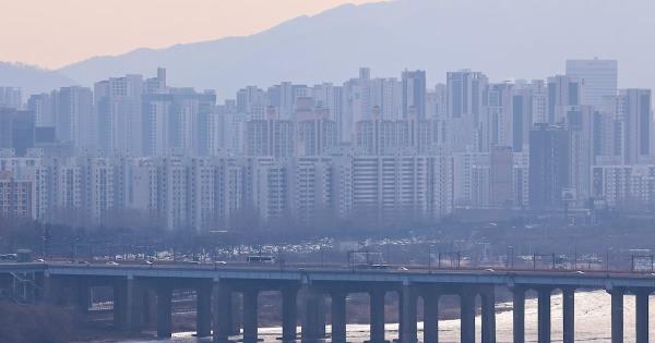 首尔汉江南岸公寓价格突破18亿韩元大关，引发市场热议！