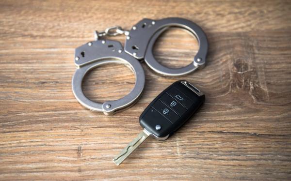 酒驾司机在布朗克斯连撞两人两楼，现场惊魂！