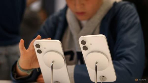 苹果与谷歌联手调整应用商店政策，英国监管压力下的重大让步！