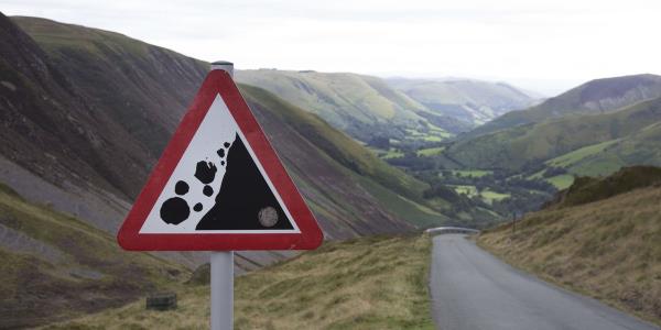 邻居山坡频塌方，夫妻夜不敢寐恐遭灭顶之灾