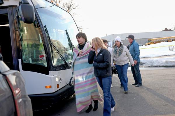 警方点赞见义勇为市民，罗德岛溜冰场枪击案因他及时制止