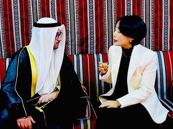 South Korean Ministry of Foreign Affairs' Deputy Minister Chung Eui-hae (right) interacts with Ammar Maarafi, chargé d'affaires of the Kuwaiti Embassy in Seoul during Kuwait's 65th Natio<em></em>nal Day at Silla Seoul on Thursday. (Sanjay Kumar/ The Korea Herald)