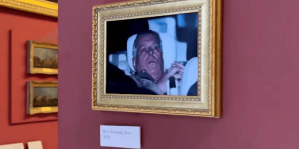 维权人士卢浮宫挂安德鲁警局脱身照引爆网络