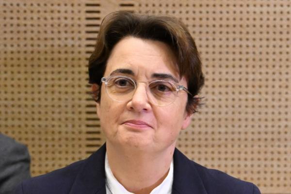 卢浮宫馆长因巴黎珠宝劫案引咎辞职，引发公众热议